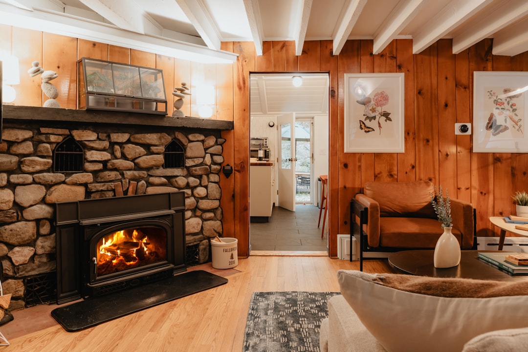 Cabin living room 2/3 (IG: @clay.banks)